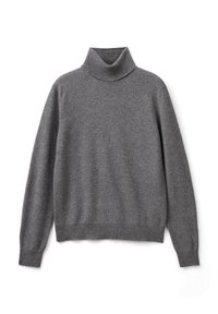 Šedý svetr s dlouhým rukávem a rolákem vyrobený z měkké pleteniny, položený na bílém pozadí.