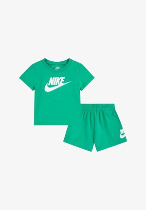Conjunto de camiseta de algodón verde y pantalones cortos con un logo de Nike blanco. La camiseta tiene cuello redondo y los pantalones cortos tienen una cinturilla elástica.