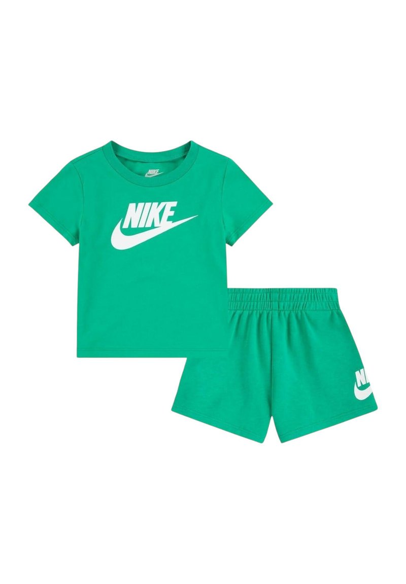 Conjunto de camiseta de algodón verde y pantalones cortos con un logo de Nike blanco. La camiseta tiene cuello redondo y los pantalones cortos tienen una cinturilla elástica.