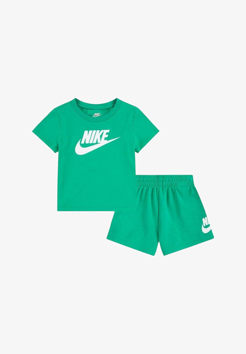 Conjunto de camiseta de algodón verde y pantalones cortos con un logo de Nike blanco. La camiseta tiene cuello redondo y los pantalones cortos tienen una cinturilla elástica.