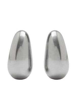 Para gładkich, błyszczących, srebrnych kolczyków wkrętów o zaokrąglonym, wydłużonym kształcie kropli na białym tle.