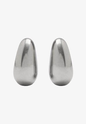 Para gładkich, błyszczących, srebrnych kolczyków wkrętów o zaokrąglonym, wydłużonym kształcie kropli na białym tle.