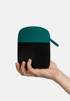 Reißverschlusstasche aus teal- und schwarzem Stoff; runde Form; handliche Größe; glatte Textur mit kontrastierenden Farben und kleinem Schlaufenriemen.