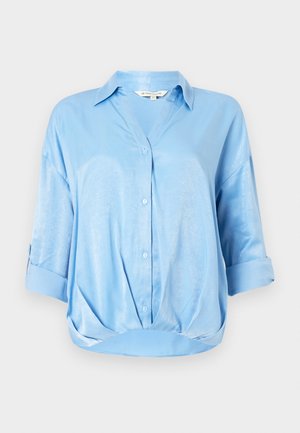 Heled sinine satiinpluus volditud kolmeveerandi varrukatega, nööbid ette, krae ja kogutud lõhiku detailiga.