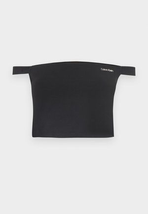 Musta lyhyt toppi, jossa on olkapäät paljastava muotoilu, valmistettu sileästä kankaasta. Siinä on kapeat hihnat ja pieni valkoinen Calvin Kleinin logo edessä.
