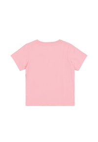 Camiseta rosa de manga corta hecha de algodón suave, con un escote redondo. La parte trasera es lisa, sin patrones ni gráficos.