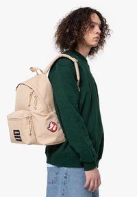 Eastpak DAY PAK'R - Mochila - gb suit