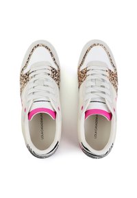 Zapatillas de cuero blancas con laterales de estampado de leopardo, acentos en rosa y detalles de rayas negras. Presentan una punta redondeada y un diseño con cordones.