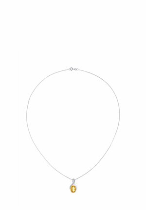Collar de plata con una cadena delicada que presenta un colgante ovalado de piedra preciosa amarilla, asegurado con un diseño sutil de giro y cierre de broche.