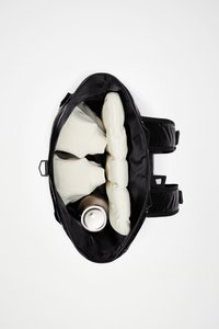 Rucsac negru cu textură netedă, are două compartimente de culoare deschisă şi o sticlă metalică pentru apă în interior. Bretele reglabile vizibile.