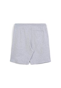 Shorts en coton gris avec une taille élastique, coupe décontractée et une poche arrière unique ; texture lisse avec un minimum de coutures.