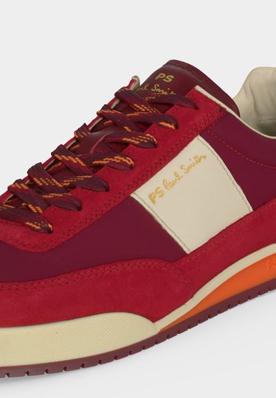 Κόκκινο και μαρόν αθλητικό παπούτσι με κρεμ πλευρικό πάνελ και κορδόνια με πορτοκαλί λεπτομέρειες, με χρυσή σήμανση «PS Paul Smith» στο πλάι και στη γλώσσα.