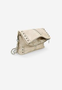 Bolso de mano de cuero beige con adornos de tachuelas plateadas y cierre de cremallera. Cuenta con una correa de cadena desmontable para mayor versatilidad.