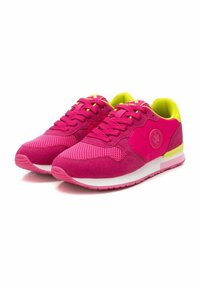 Zapatillas rosas que combinan materiales de malla y ante, con una punta redondeada, llamativos acentos en amarillo y una suela de goma texturizada.