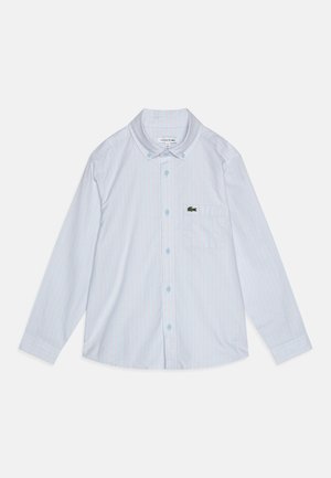 Svijetloplava prugasta košulja dugih rukava od pamuka, s kragnom na dugmad, džepom na prsima i zelenim logotipom.