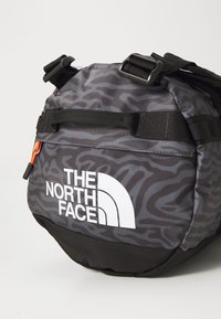 The North Face BASE CAMP DUFFEL S UNISEX - Valigia - black/tiger stripe