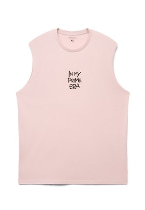 Maglietta smanicata rosa chiaro con scollo rotondo e scritta nera "IN MY PRIME ERA" al centro del petto, taglia XL di Terranova.