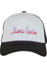 Valge pesapalli müts musta silmaga, millel on välja tikitud "Monte Carlo" lillakas ja "Tervis on Rikkus" punases kursiivis.