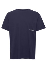 Marineblå bomulds t-shirt med korte ærmer, rund halsudskæring og et lille hvidt tekstgrafik på venstre brystområde.