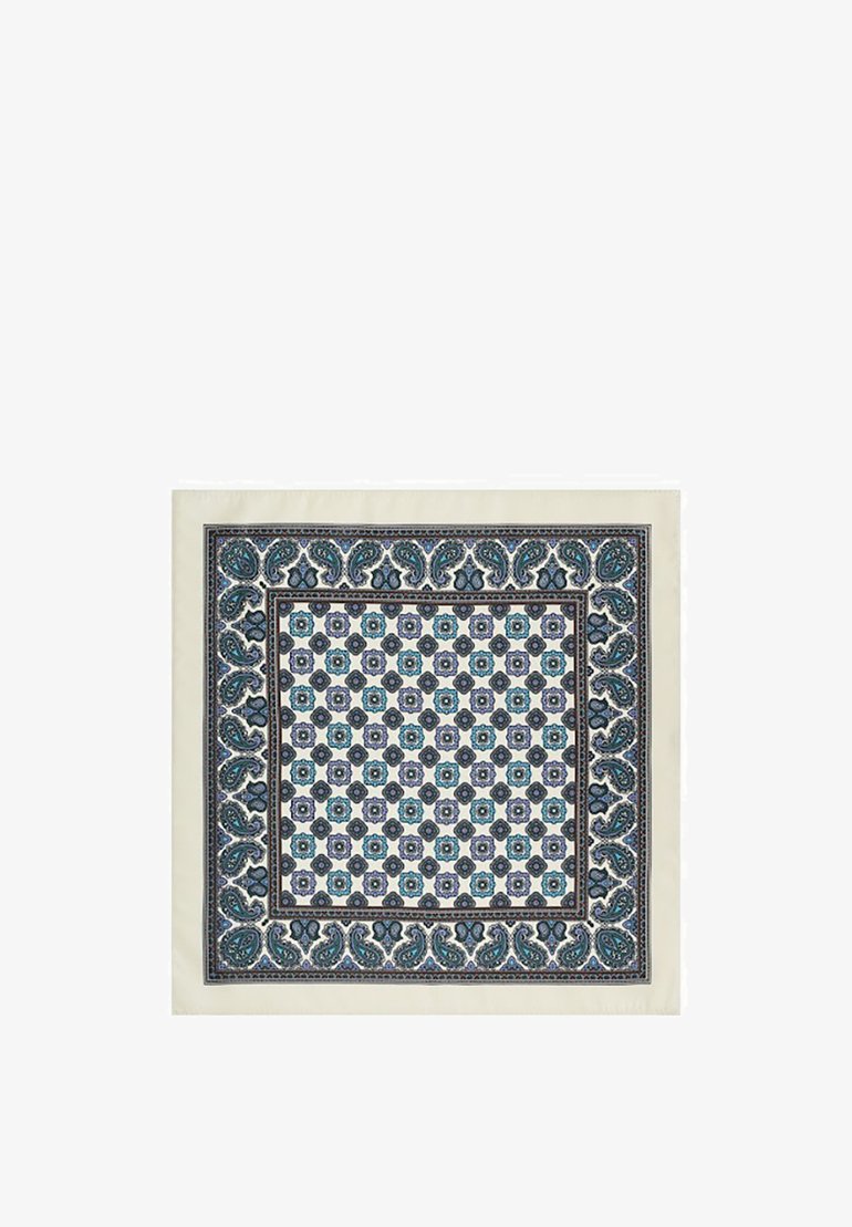 Kwadratowy jedwabny szalik z niebiesko-białym wzorem kwiatowym, wykończony szczegółowym bordiurem paisley na kremowym tle.