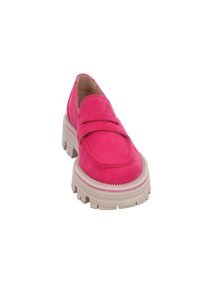 Mocassins en suède rose avec un bout rond et une semelle épaisse gris clair contrastante. Présente une sangle décorative sur le dessus et des détails de couture.