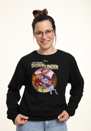 Czarny sweatshirt z kolorową grafiką postaci z "Rescuers Down Under", z okrągłym wzorem i ilustracjami w stylu kreskówkowym.
