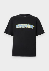 Μαύρο κοντομάνικο μπλουζάκι με μεγάλο κίτρινο και μπλε γράφημα "icecrem" με φιγούρα που κάνει πατινάζ. Μαλακό, λείο ύφασμα; άνετη εφαρμογή.