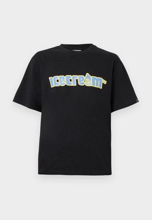 Melna īsroku T-krekla ar lielu dzelteni zilu "icecrem" grafiku un skrituļotāja siluetu. Mīksts, gluds audums; brīvs piegriezums.