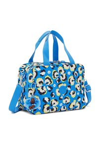 Blaues Leopardenmuster-Tasche mit zwei kurzen Griffen und einem abnehmbaren Riemen. Mit einem flauschigen blauen Anhänger und einem runden Logo-Patch.