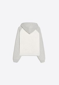 Sweat à capuche gris clair et blanc cassé avec capuche et manches longues, montré de dos sur un fond clair uni.