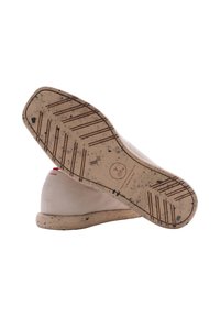 Beige Leinenschuh mit einer strukturierten braunen Gummisohle, die über ein gemustertes Profil verfügt. Das Innere zeigt eine angegebene Größe und ein Logodetail.