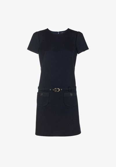 Vestido azul marino con mangas cortas, escote redondo y una cintura ajustada que incluye un cinturón a juego y dos bolsillos frontales con detalles dorados.