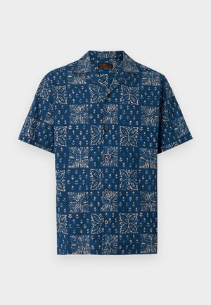 Blå kortermet skjorte med knapper, hvitt blomster- og abstrakt firkantmønster og camp-krage.
