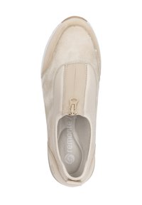 Scarpa beige slip-on con tomaia in tessuto testurizzato, punta liscia e chiusura con zip elastica. Presenta una soletta ammortizzata e suola flessibile.