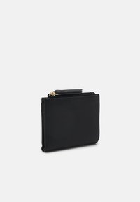 Portefeuille compact en cuir noir avec une poche à monnaie zippée et un tire-zip doré, présenté fermé sur un fond blanc uni.