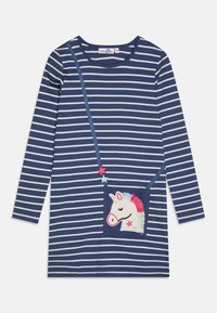 Dlouhé šaty s námořnickými modrými a bílými pruhy, s kapsou ve tvaru jednorožce, zdobené vyšívanými detaily a třpytivými ozdobami na ramínkách.