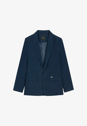 Granatowa, dopasowana marynarka z wciętymi klapami, długimi rękawami, dwoma przednimi kieszeniami na klapę oraz gładką podszewką wewnętrzną.