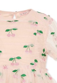 Lichtroze jurk met gestructureerde stof, voorzien van groene en roze kersenborduursels. Met korte mouwen en een gelaagde tule rok detail.