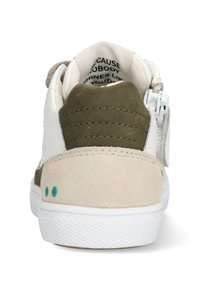 Baskets blanches et vert olive en matériaux en daim et en cuir, dotées d'un col rembourré, de détails de couture et d'une semelle en caoutchouc texturée.