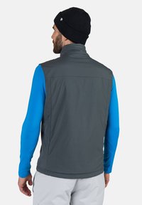 Graue ärmellose Weste mit hohem Kragen, leichtem Stoff, kontrastierenden blauen langen Ärmeln und glatter Textur.