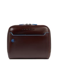 Bolso rectangular de cuero marrón con textura suave. Presenta acentos azules y cierre de cremallera. El logotipo de la marca está grabado en el frente.