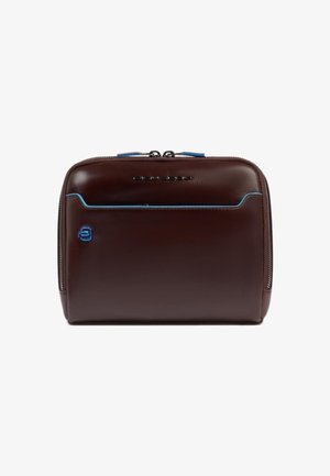 Bolso rectangular de cuero marrón con textura suave. Presenta acentos azules y cierre de cremallera. El logotipo de la marca está grabado en el frente.