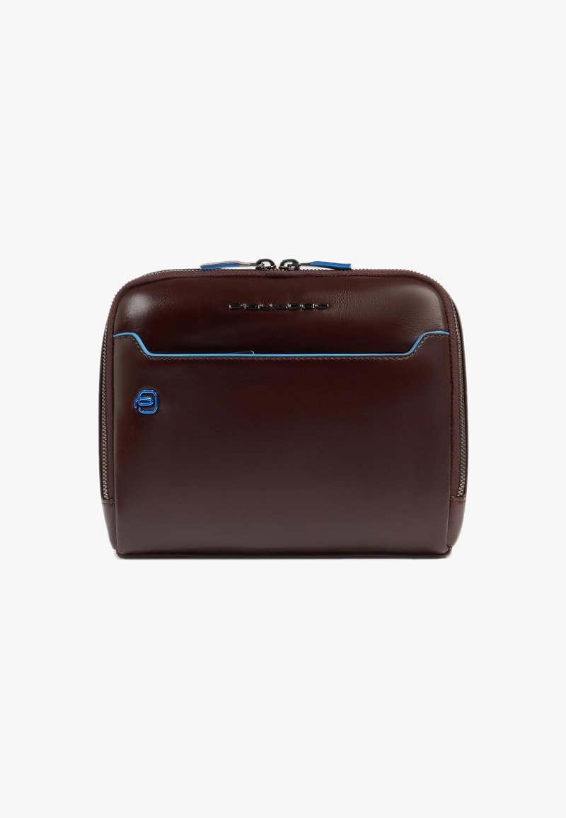 Bolso rectangular de cuero marrón con textura suave. Presenta acentos azules y cierre de cremallera. El logotipo de la marca está grabado en el frente.