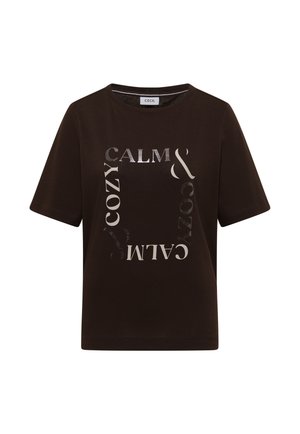 Bruine katoenen t-shirt met korte mouwen, voorzien van een reflecterend tekstontwerp dat "CALM & COZY" in verschillende lettertypen en oriëntaties spelt.