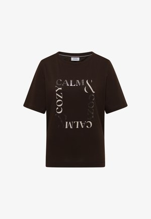 Hnědý bavlněný tričko s krátkými rukávy, které obsahuje odrazivý textový design s nápisem "CALM & COZY" v různých fontech a orientacích.