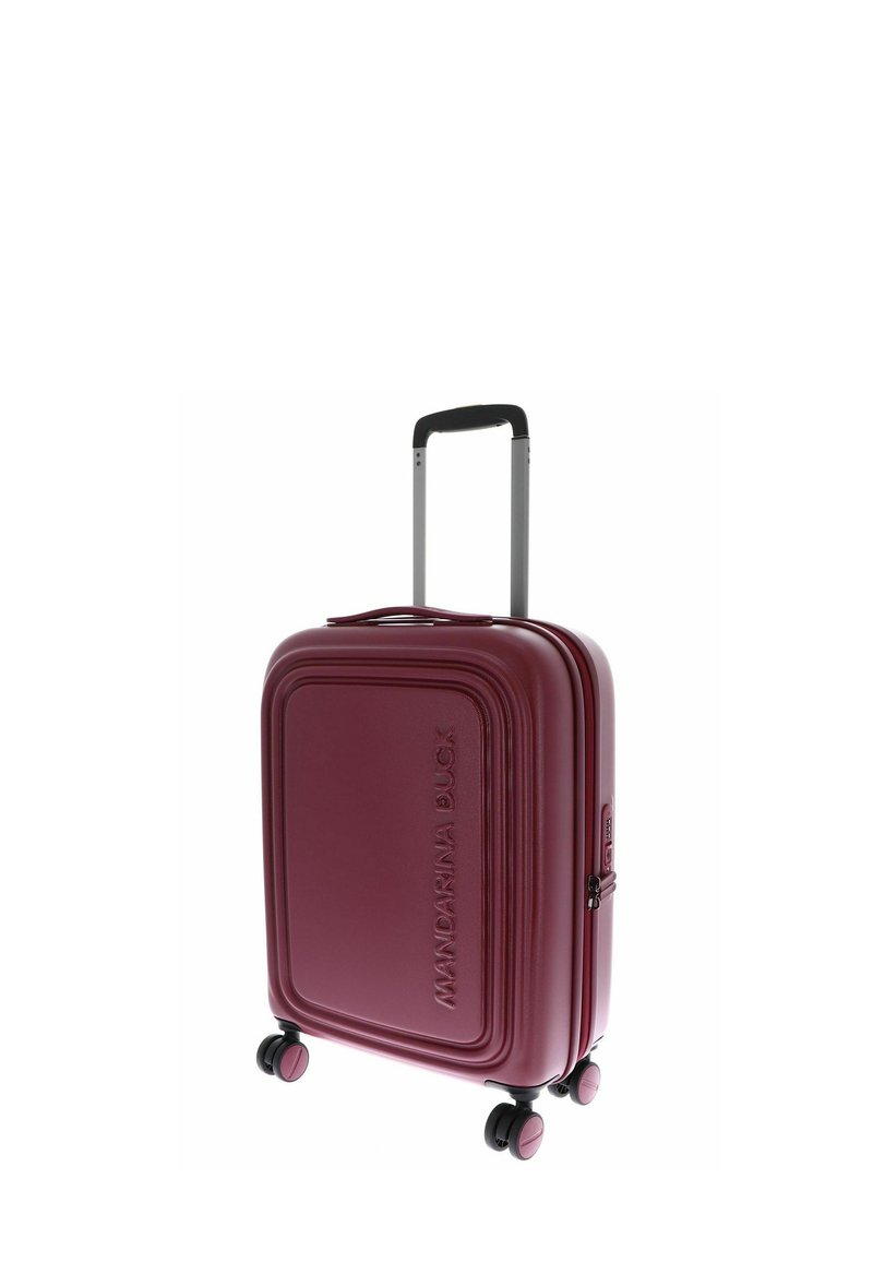 Valise rigide de couleur bourgogne profond, avec une finition texturée, une poignée rétractable, quatre roues compactes et une fermeture éclair.