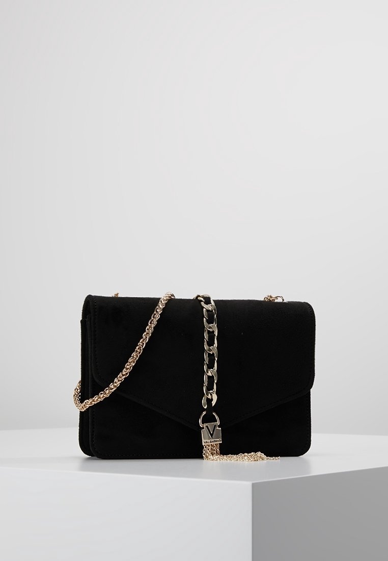 Borsa a pochette in suede nero con tracolla in oro, di forma rettangolare, chiusura a busta con dettagli di lucchetto per una chiusura sicura.