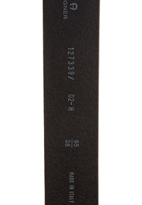 Schwarzes Leder Gürtelband mit eingeprägtem hellgrauem Text, der die Modellnummer, Größe 95/38 und die Kennzeichnung "Hergestellt in Italien" zeigt.