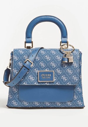 Blaue Guess-Handtasche mit Monogramm-Muster, Topgriff, verstellbarem Schulterriemen, Frontklappe und goldfarbenen Schloss- sowie Schlüsselanhängern.