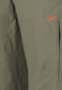 Olivgrüne wasserdichte Hose mit glatter Textur, ausgestattet mit einem orangefarbenen CMP-Logo, seitlichen Reißverschlusstaschen und verstärkten Nähten.